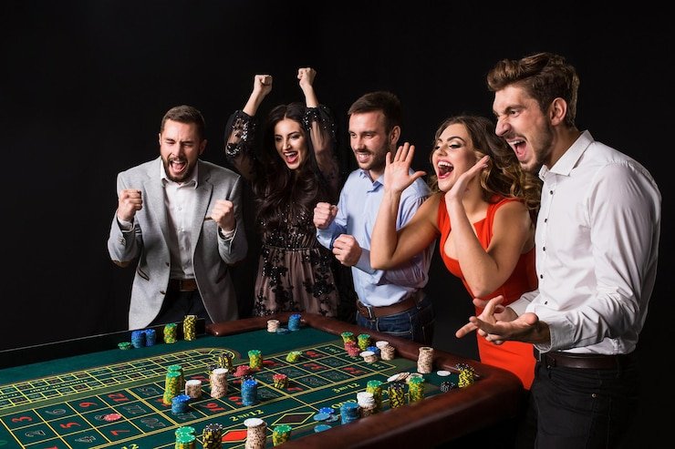 Antarmuka meja Lightning Roulette yang menampilkan roda dan panel taruhan
